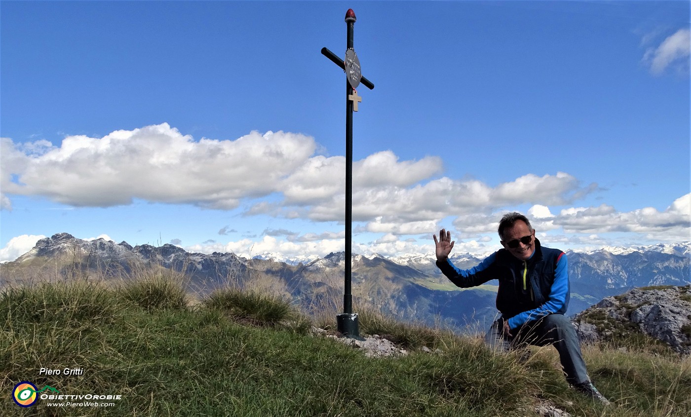 01 Alla nuova croce di vetta dello Zucco Barbesino (1954 m) con vista in Orobie.JPG -                                